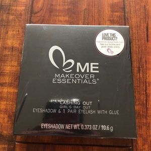 Eyeshadow palette plus lashes